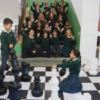 Alumnos del Colegio San Juan de la Cruz, aprendiendo sobre el tablero. DL