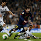 Khedira y Varane, el mejor del partido, roban el balón a Messi, que no estuvo fino en el primer clásico de esta Copa del Rey.
