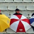 Tres espectadores siguen atentos la disputa de los entrenamientos