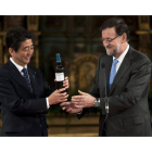 Mariano Rajoy ofrece a Shinzo Abe un vino albariño en la visita del primer ministri japonés a Santiago de Compostela, este domingo.