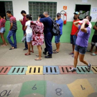 Un grupo de personas forma una fila en un puesto de votación en la favela Estrutural, en Brasilia, durante la segunda vuelta de las elecciones presidenciales.