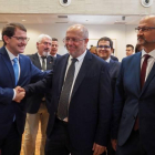 Francisco Igea (c) y Alfonso Fernández Mañueco (i) se saludan en presencia del portavoz de Ciudadanos en la Comunidad, Luis Fuentes (d), durante la firma del preacuerdo para Castilla y León.