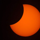 El eclipse solar parcial desde la ciudad de Santiago (Chile) el sábado. MARCELO HERNANDEZ/ATON CHILE