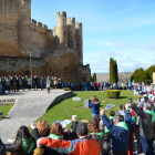 Imagen del abrazo solidario al castillo de Valencia de Don Juan, ayer por la mañana. MEDINA