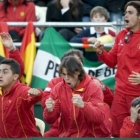 Los jugadores del Ademar escuchan las indicaciones de Jordi Ribera durante un partido