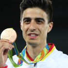 Joel González posa en el podio con la medalla de bronce. TATYANA ZENKOVICH