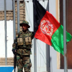 Soldado afgano izando una bandera de Afganistán en Camp Arena, base entregada por Italia en 2020. EFE/ JALIL REZAYEE