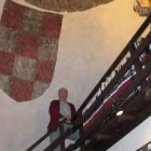Felipe Pérez Pollán posa en el castillo que habilitó hace veinticuatro años como vivienda