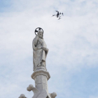 Un dron sobrevuela la Catedral de León. MARCIANO PÉREZ