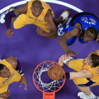 Howard, Bryant y Pau Gasol, junto a Elton Brand, de los Dallas Mavericks.