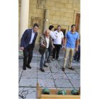 Del Egido juega a la rana en presencia de Majo y Orejas. SARA CAMPOS