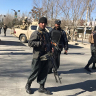 Policías afganos, en la zona del atentado en Kabul, este jueves.