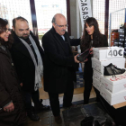 Álvarez y Cubelos, en el centro, fueron los primeros en visitar los stands de la feria.