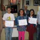 Secretaría y presidente del Centro Galicia, flanqueando a los premiados en la categoría infantil. MACÍAS