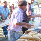 Los organizadores preparan los bollos preñaos.