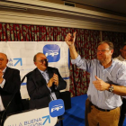 Silván saluda triunfante junto a Chamorro, Eduardo Fernández y Juan Martínez Majo