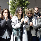 La alcaldesa de Getafe y familiares de los fallecidos. LERENA