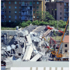 Miembros de rescate trabajan en las labores de rescate de las víctimas del puente. ALESANDRO DI MARCO