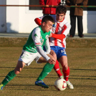 Diego se lleva el balón durante el derbi entre el Astorga y el Bembibre.
