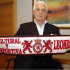 Raúl Álvarez posa con la bufanda del club al que dio sus mejores años futbolísticos y con el que disfrutó de la única presencia del club leonés en Primera División. MARCIANO