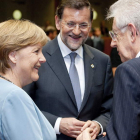 Merkel, Mariano Rajoy y el primer ministro italiano, Mario Monti, ayer, en Bruselas.