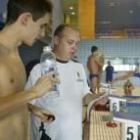 Jordi Cadens, seleccionador español, da explicaciones a un nadador