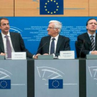 Zapatero, el presidente de la Eurocámara, Jerzy Buzeko y el de la CE, Durao Barroso.