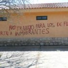 Una de las pintadas aparecida ayer en las piscinas municipales.
