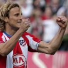 El delantero uruguayo Diego Forlan es baja en el conjunto rojiblanco