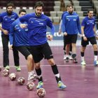Los jugadores españolas durante el entrenamiento de ayer en Doha.