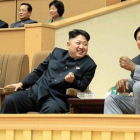 Rodman (derecha), Kim Jong-un y su mujer, Ri Sol-ju, en el partido de homenaje al líder norcoreano, el 8 de enero en Pionyang.