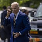 Biden baja del helicóptero en los jardines de la Casa Blanca. TASOS KATOPODIS