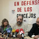 Los miembros del Frente en Defensa de las Juntas Vecinales de León, Xabi Gómez (I), Elena Fernández Félix Echevarría (2D), y Santiago Ordóñez (D), presentan los actos previstos contra la ley de reforma local del Gobierno