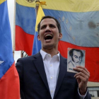 El jefe de la Asamblea Nacional de Venezuela, Juan Guaido, se declara presidente interino del país durante un mitin de oposición contra el líder Nicolás Maduro.