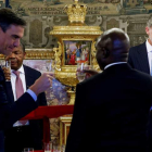 Sánchez brinda con el presidente de Angola, Joao Manuel Gonçalves, ayer en la recepción real. EMILIO NARANJO