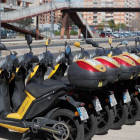 Decenas de motos de alquiler eléctricas, aparcadas, hoy en Valencia. KAI FÖRSTERLING