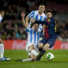 Iturra presiona a Messi, en el partido de ida de los cuartos de final de la Copa del Rey.