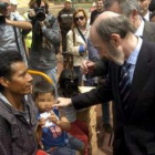 Rubalcaba saluda a los afectados en el campamento donde residen.