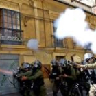 La policía carga contra los manifestantes en los accesos al palacio presidencial en La Paz