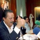 El alcalde de Marbella, Julián Muñoz, durante una rueda de prensa donde pidió al PA que se defina