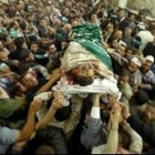 Miles de palestinos trasladan en volandas el cadáver de Rantisi, líder de Hamás, hasta el cementerio