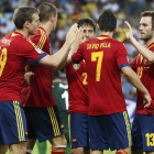 Entre Villa, que celebra uno de sus goles, y Fernando Torres a su lado, hicieron siete goles al débil equipo tahitiano.