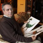 El poeta leonés sostiene algunos de los dibujos que pinta mientras exribe sus poemarios