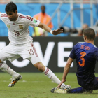 Diego Costa en el momento en el que es derribado dentro del área de Holanda. El penalti lo transformó Xabi Alonso en 1-0 y a partir de ahí  fue una pesadilla para España.
