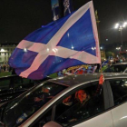 Partidarios de la independencia agitan una bandera de Escocia en el centro de Glasgow.