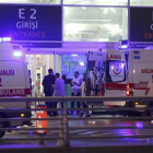 Ambulancias en la entrada del Aeropuerto de Estambul.