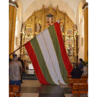 El pendón fue bendecido el domingo en la iglesia del pueblo. MEDINA