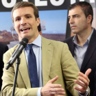 El presidente nacional del PP y candidato a la Presidencia del Gobierno, Pablo Casado, junto a miembros de su partido. CRISTÓBAL GARCÍA