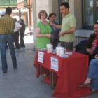Un momento de la cuestación popular y solidaria con Aldem en La Robla.