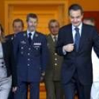 La ministra Chacón y el presidente Zapatero, con la nueva cúpula militar en La Moncloa